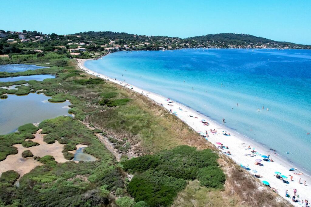 Plage de l’Almanarre avec mer turquoise et marais salants