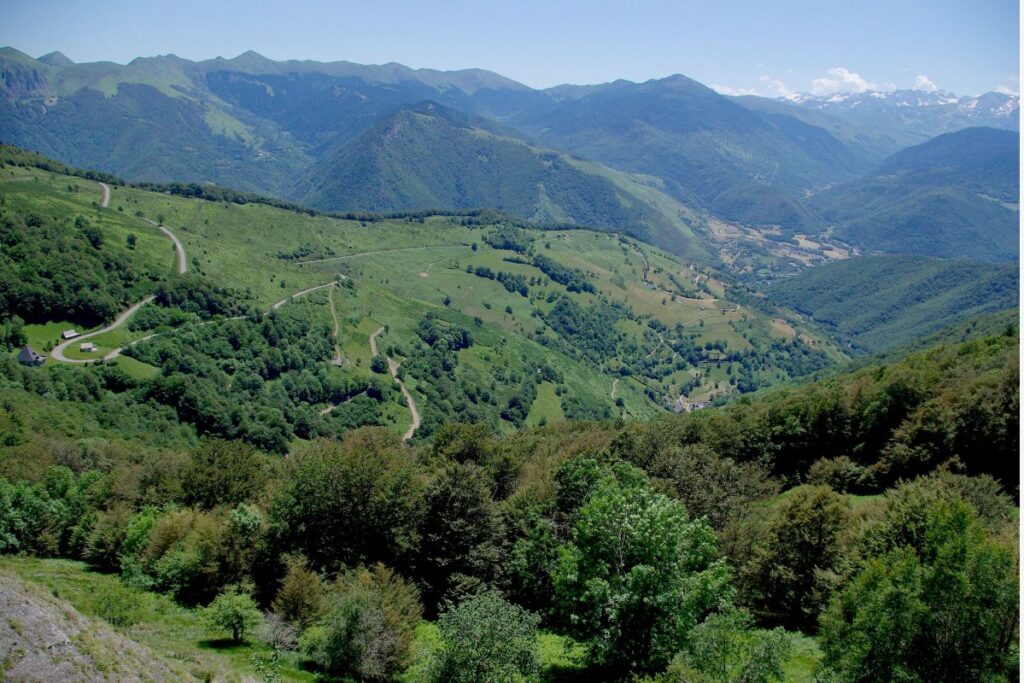 Sommet du Col d’Aspin avec vue sur les Pyrénées