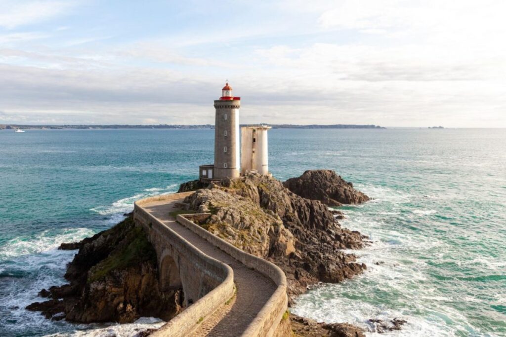 Phare du Petit Minou relié à la côte par un pont de pierre