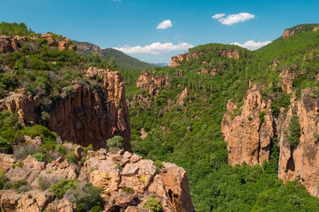 Rochers rouges et sentier dans les Gorges du Blavet