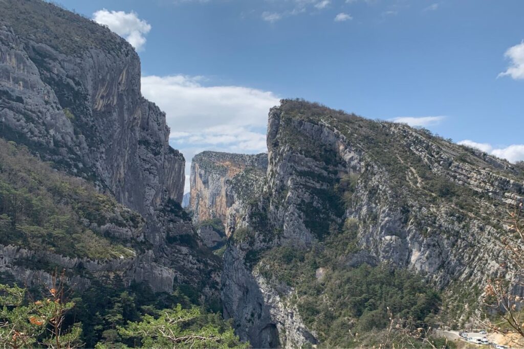 Vue du canyon des Gorges du Verdon avec eau turquoise et falaises abruptes