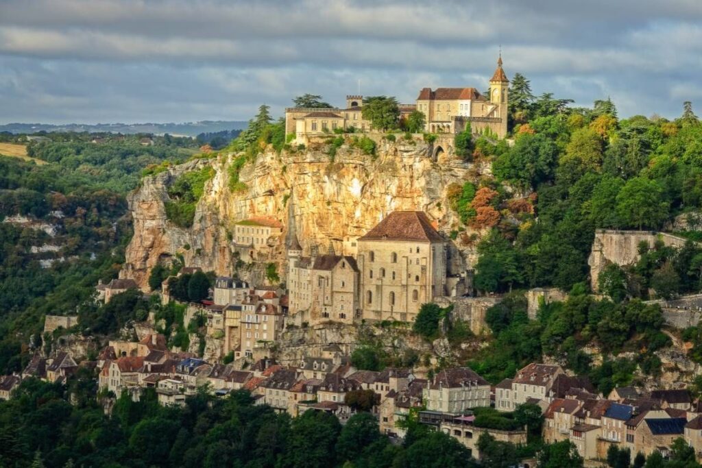 Vue de Rocamadour perchée sur sa falaise au coucher du soleil