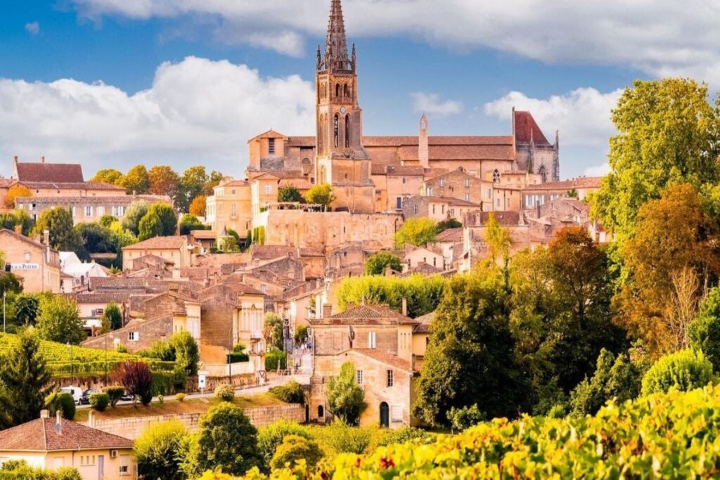 Vignobles autour de Saint-Émilion avec le village en hauteur