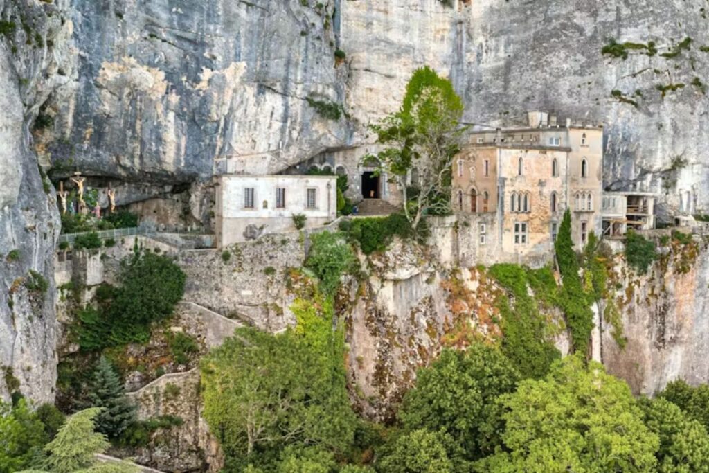 Massif de la Sainte-Baume avec forêt et crêtes en arrière-plan