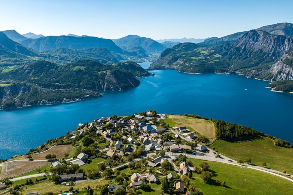 Vue sur le lac de Serre-Ponçon depuis les hauteurs de Sauze-du-Lac