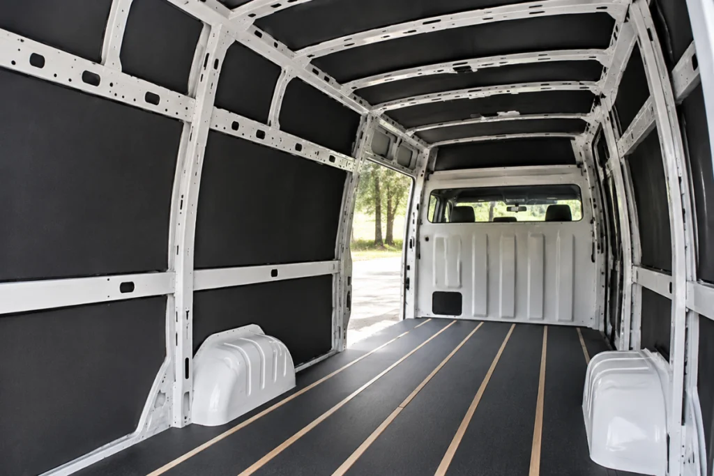 Isolation en Armaflex posée sur les parois et le plafond d’un fourgon aménagé