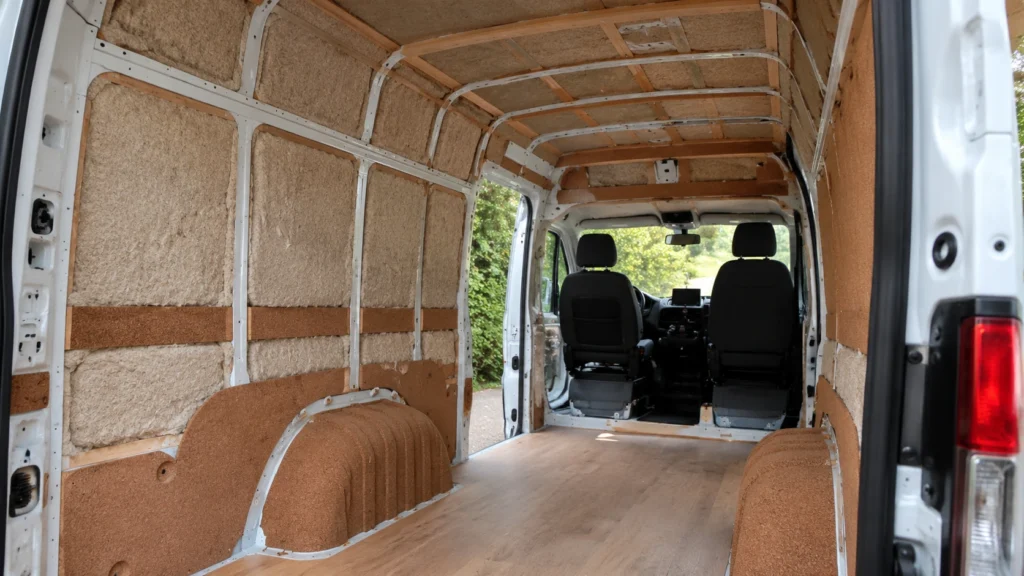 Intérieur d’un van aménagé isolé avec du liège et du Biofib Trio