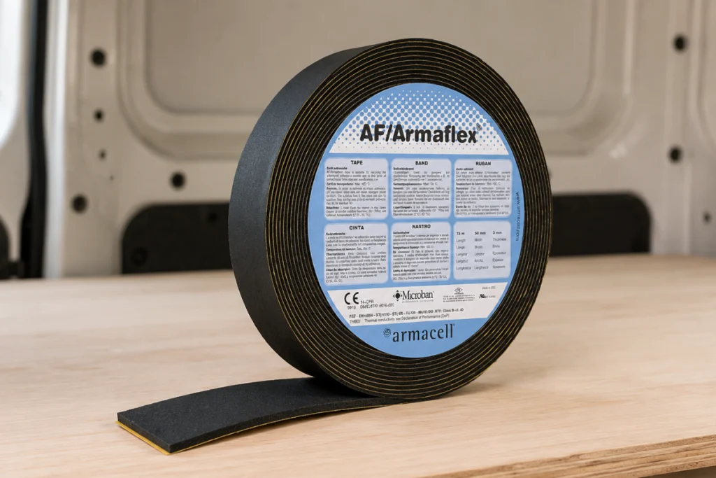 Rouleau de ruban adhésif AF/ArmaFlex posé dans un fourgon en cours d’aménagement