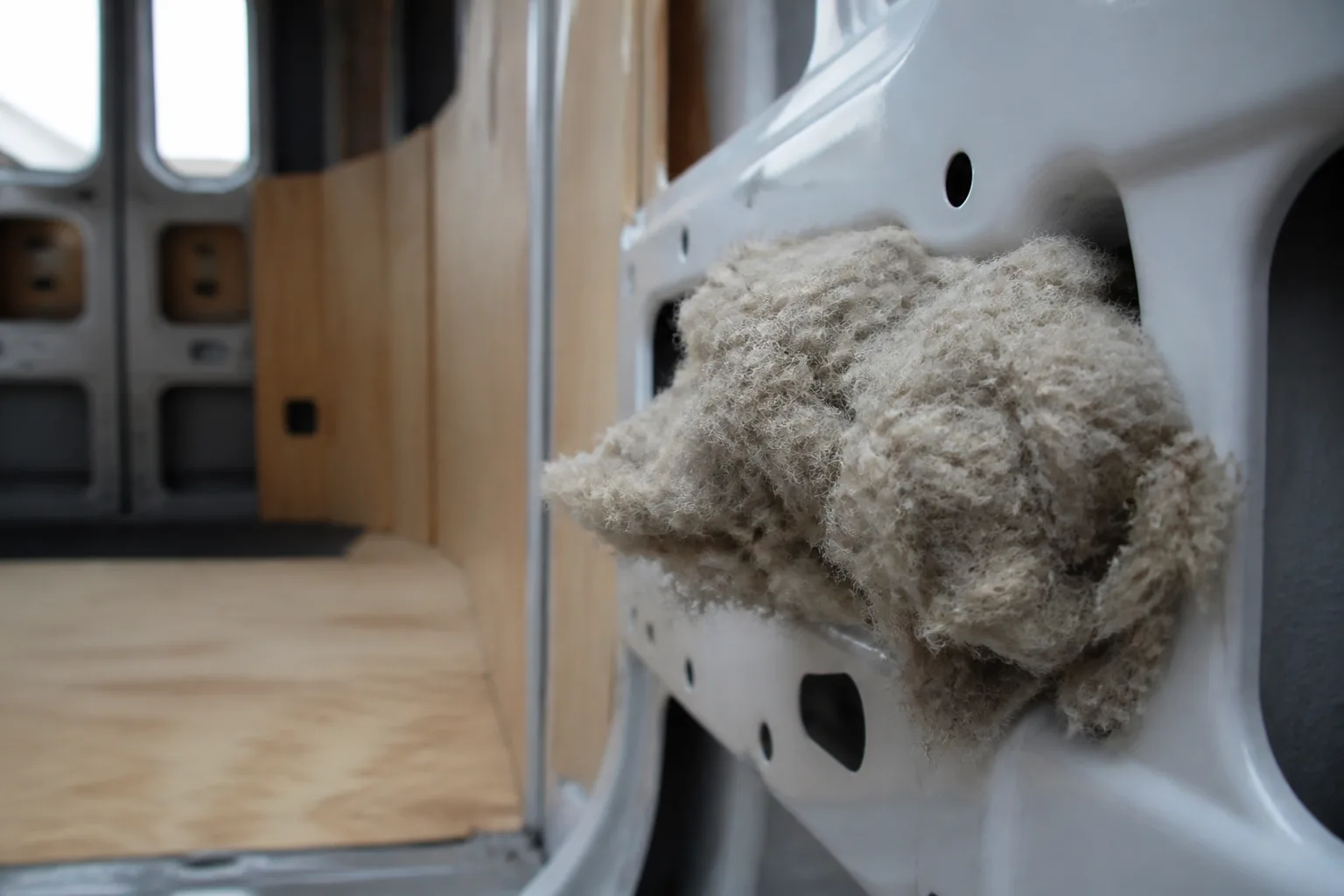 Fibres de coton et de chanvre en vrac dans un renfort creux de fourgon