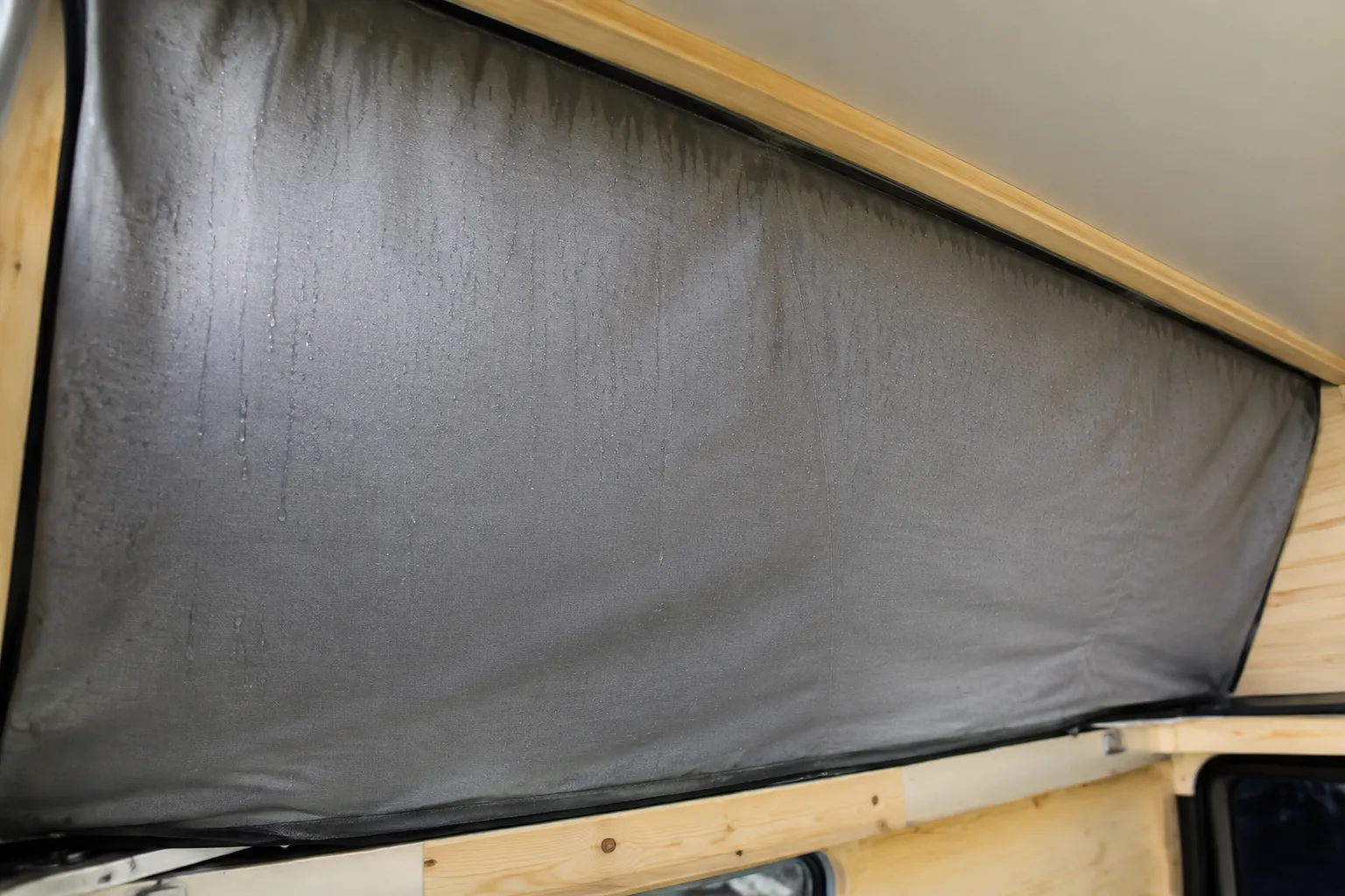 Toile non isolée d’un toit relevable, surface la plus froide d’un van aménagé